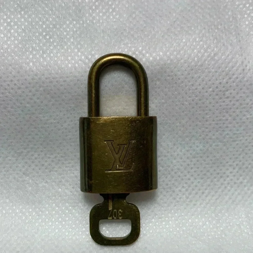 LOUIS VUITTON Lock & Key. Key no: 307